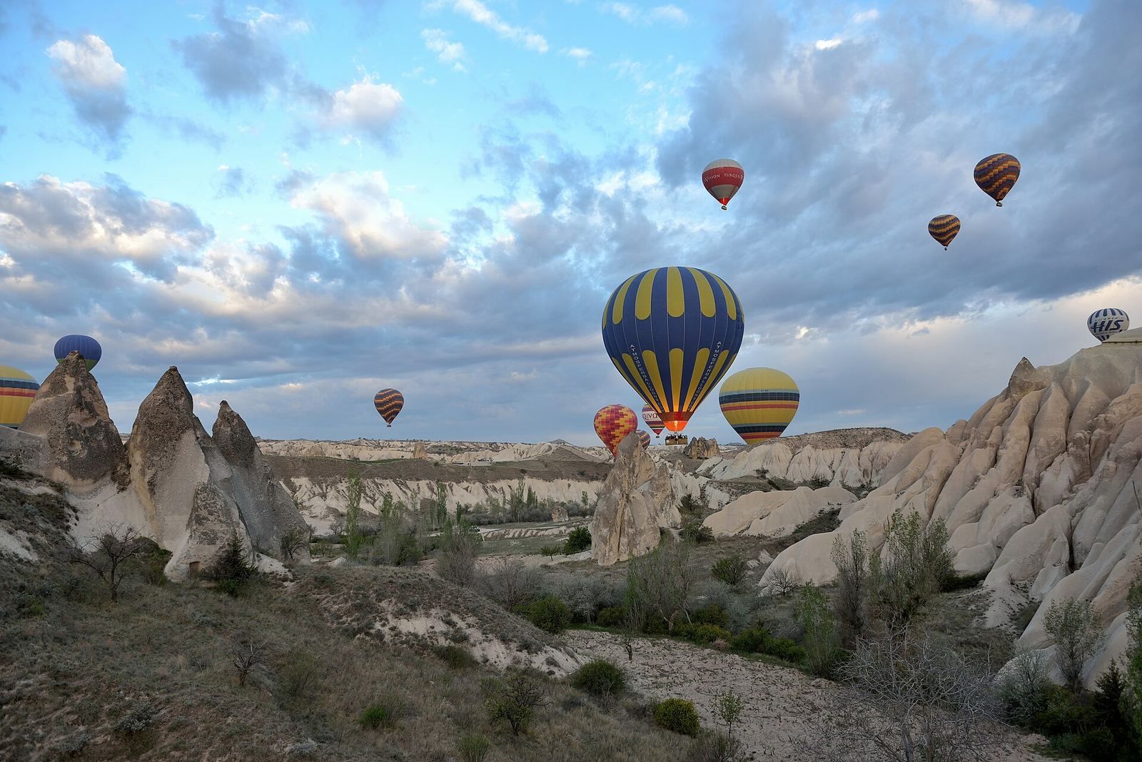 Balony nad kominami wróżek o poranku – kapadocja lot balonem rezerwacja