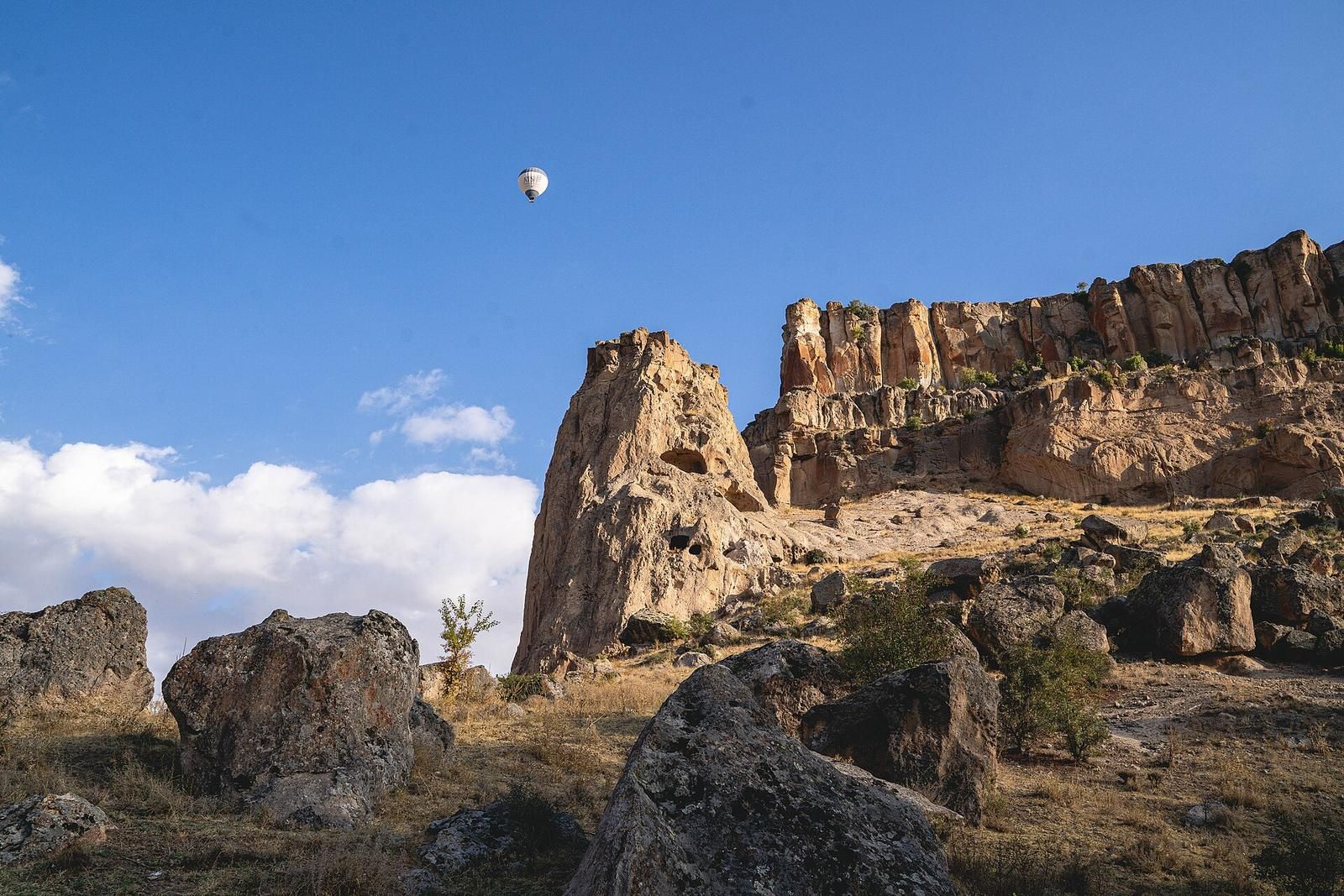 Green Tour Cappadocia: skały doliny Ihlara z balonem na niebie, najważniejszy punkt zielonej trasy
