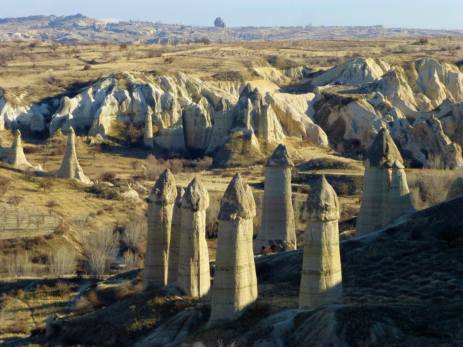 Love Valley Cappadocia: wysokie kominy skalne w Dolinie Miłości koło Göreme