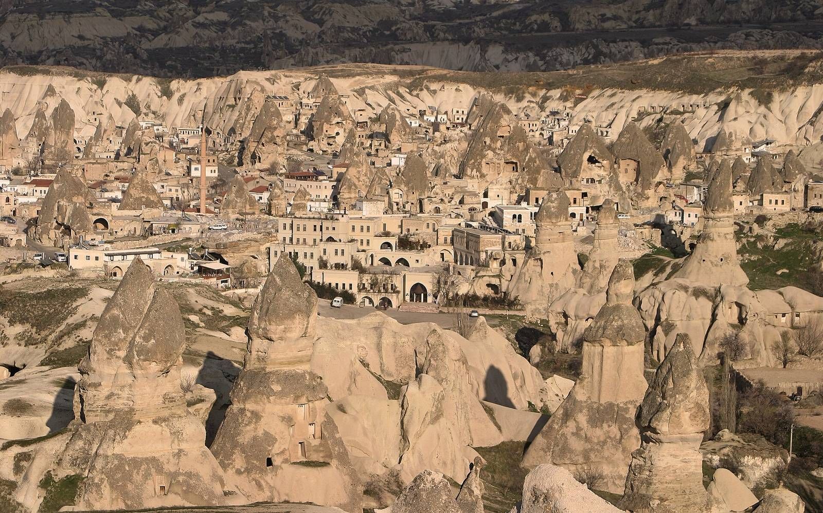 Kapadocja: miasteczko Göreme wśród skalnych kominów w Parku Narodowym Göreme
