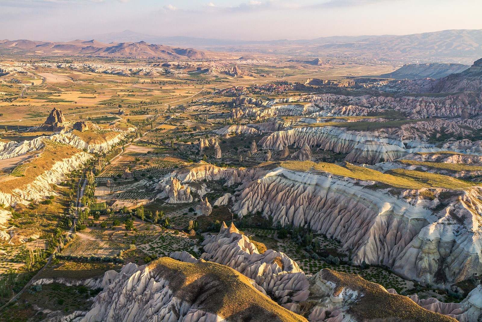 Kapadocja mapa w praktyce: doliny wokół Göreme z lotu ptaka, region w centralnej części Anatolii (Kapadocja, Turcja)
