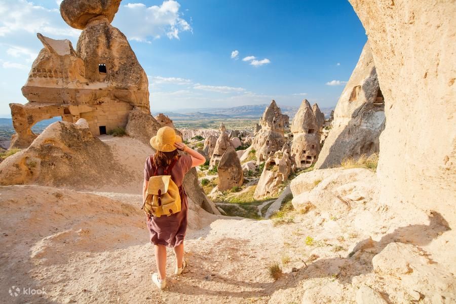 Widok na zamek skalny Uçhisar i dolinę w Kapadocji