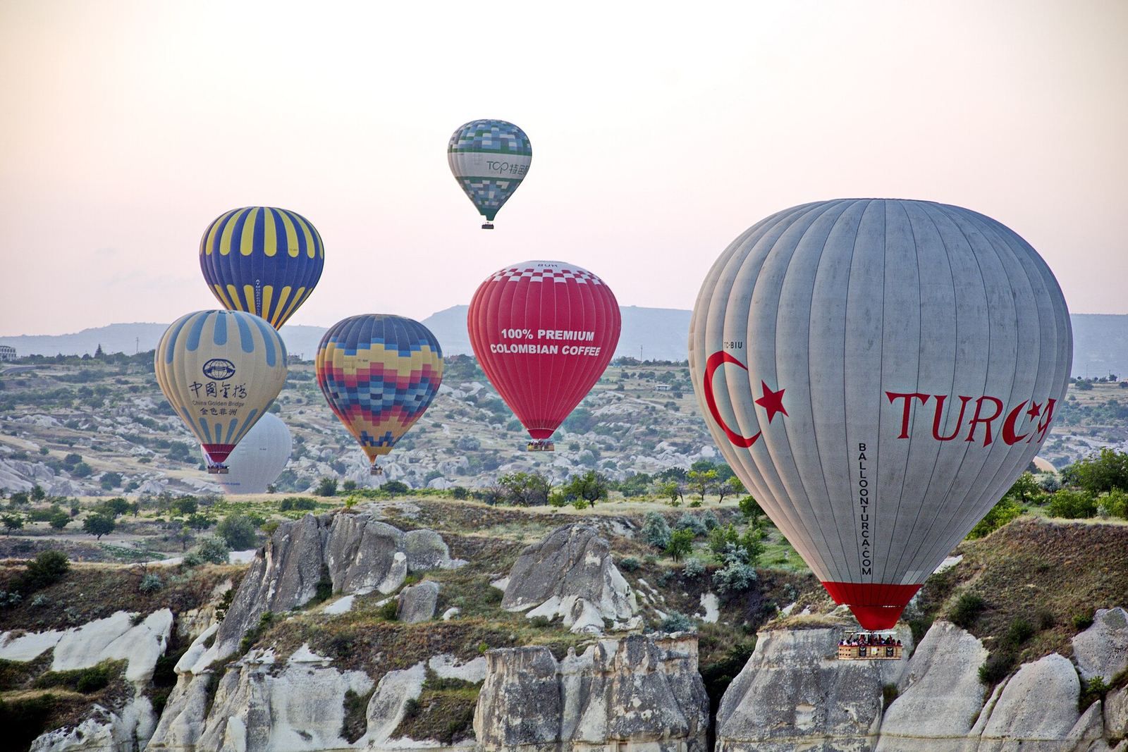 Kolorowe balony nad doliną w Kapadocji – bilet na lot balonem w Cappadocii kupisz online lub w Göreme