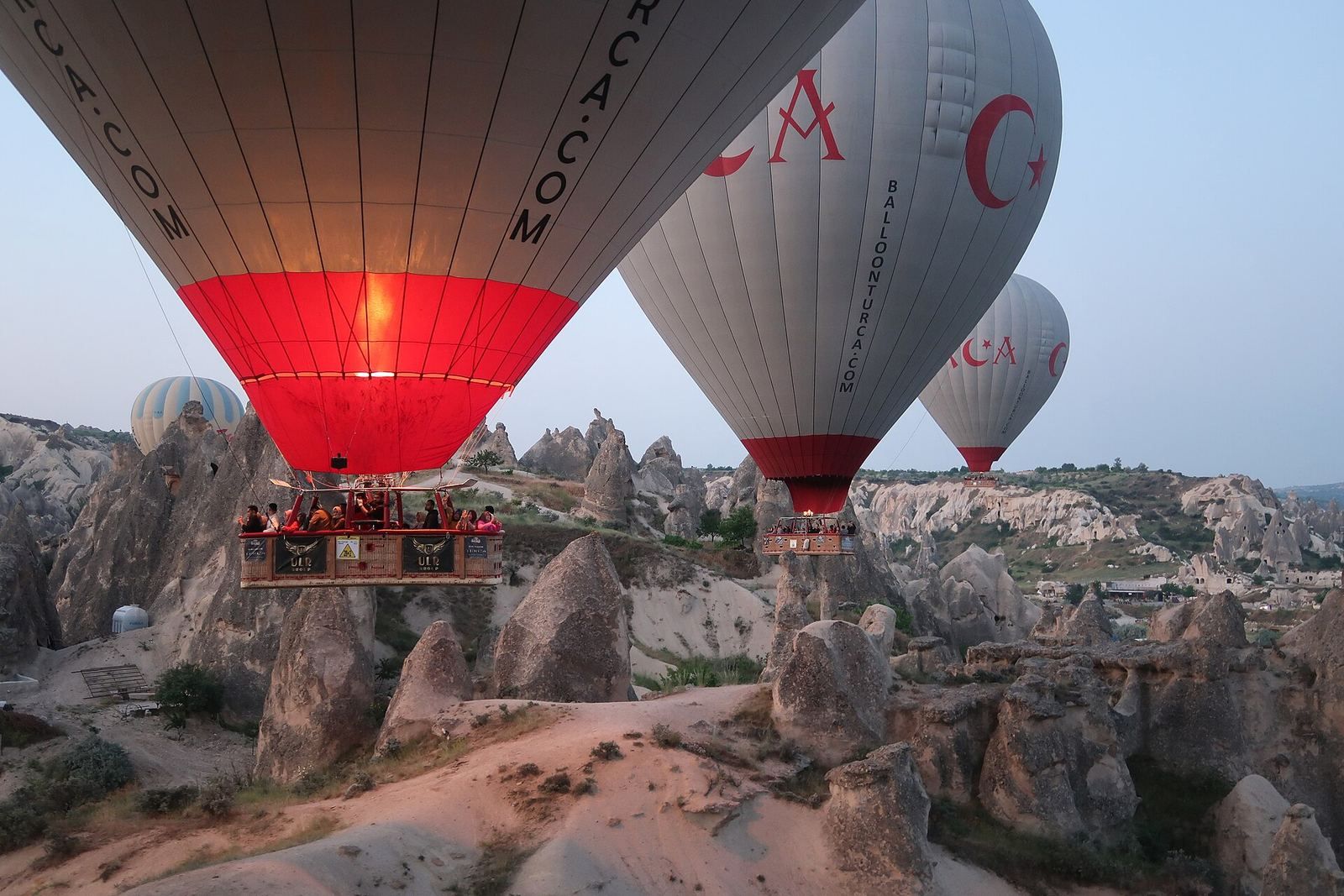 Kosz balonu z pasażerami nad skałami Göreme – kapadocja lot balonem cena zależy od wielkości kosza