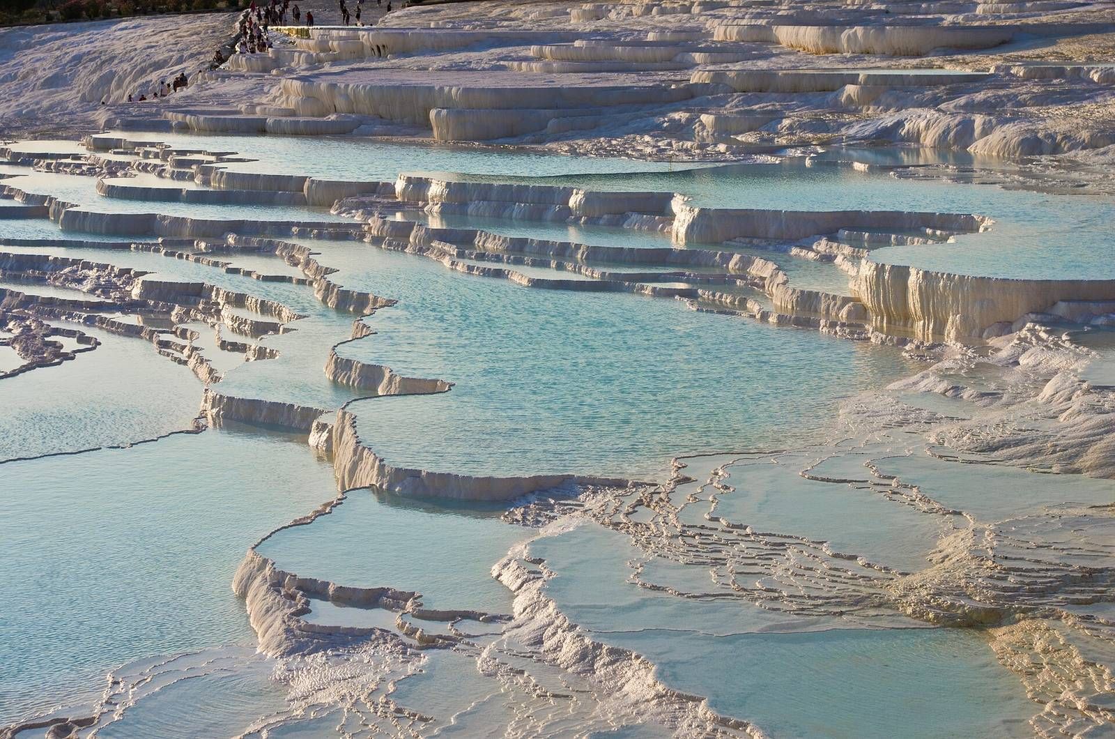 Białe tarasy trawertynowe Pamukkale z turkusową wodą – kapadocja pamukkale, porównanie lotów balonem