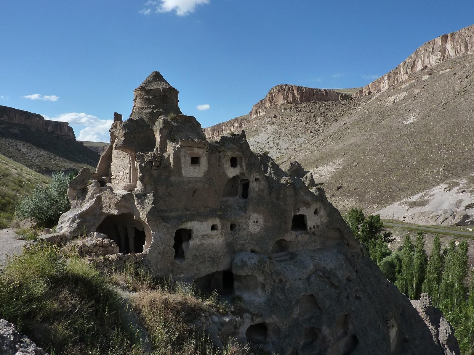 Wykute w skale domostwa w dolinie Soğanlı w południowej Kapadocji