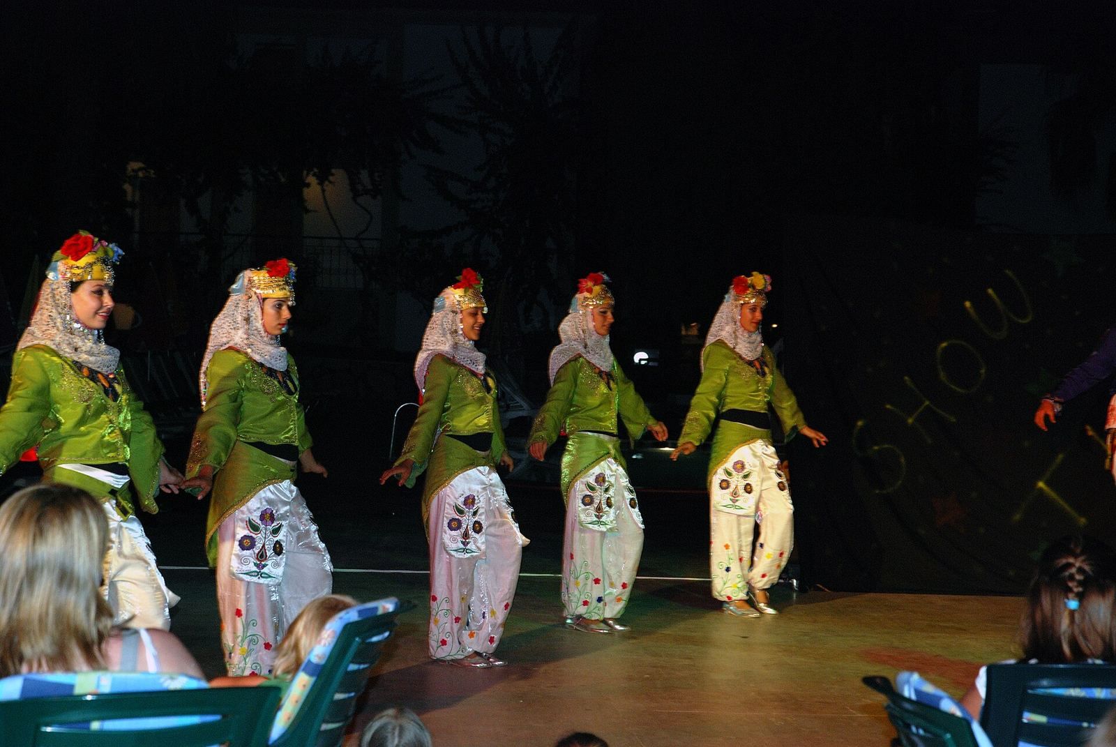 Tancerki w tradycyjnych tureckich strojach podczas wieczornego pokazu folklorystycznego