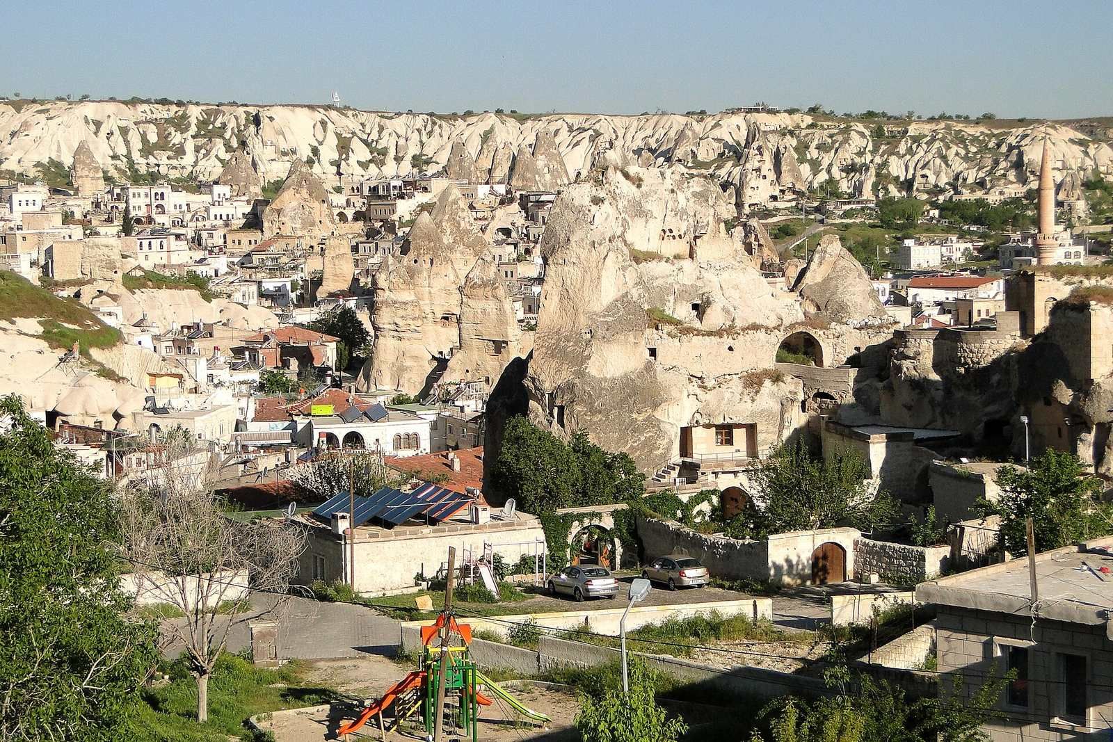 Gdzie nocować w Kapadocji: widok na Göreme z tarasu hotelu jaskiniowego